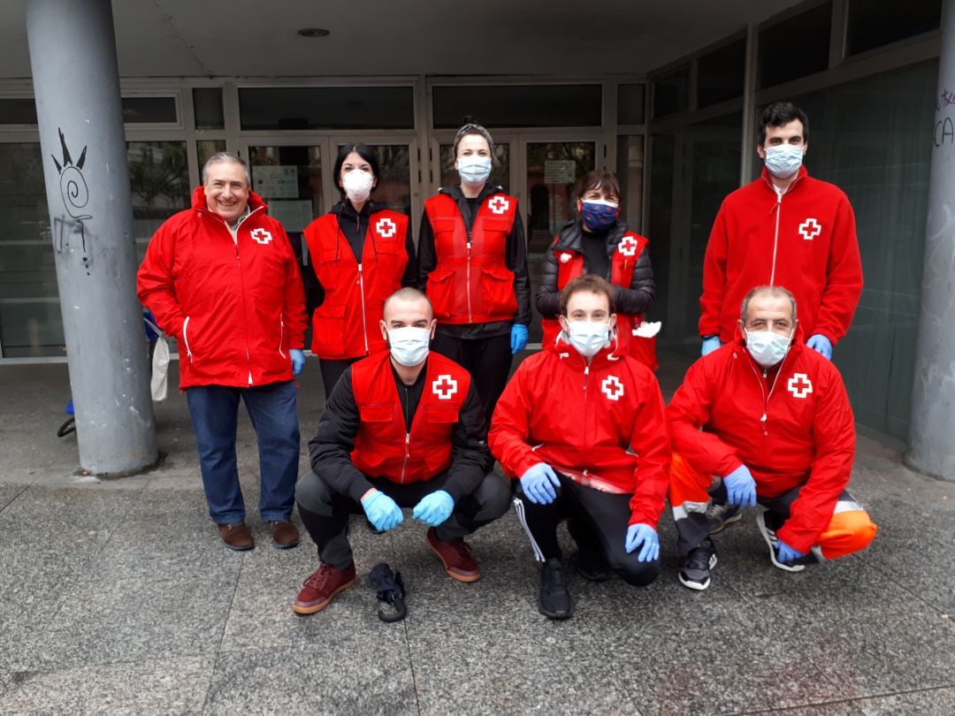 Grupo de voluntarios de Cruz Roja antes de iniciar el reparto diario de alimentos