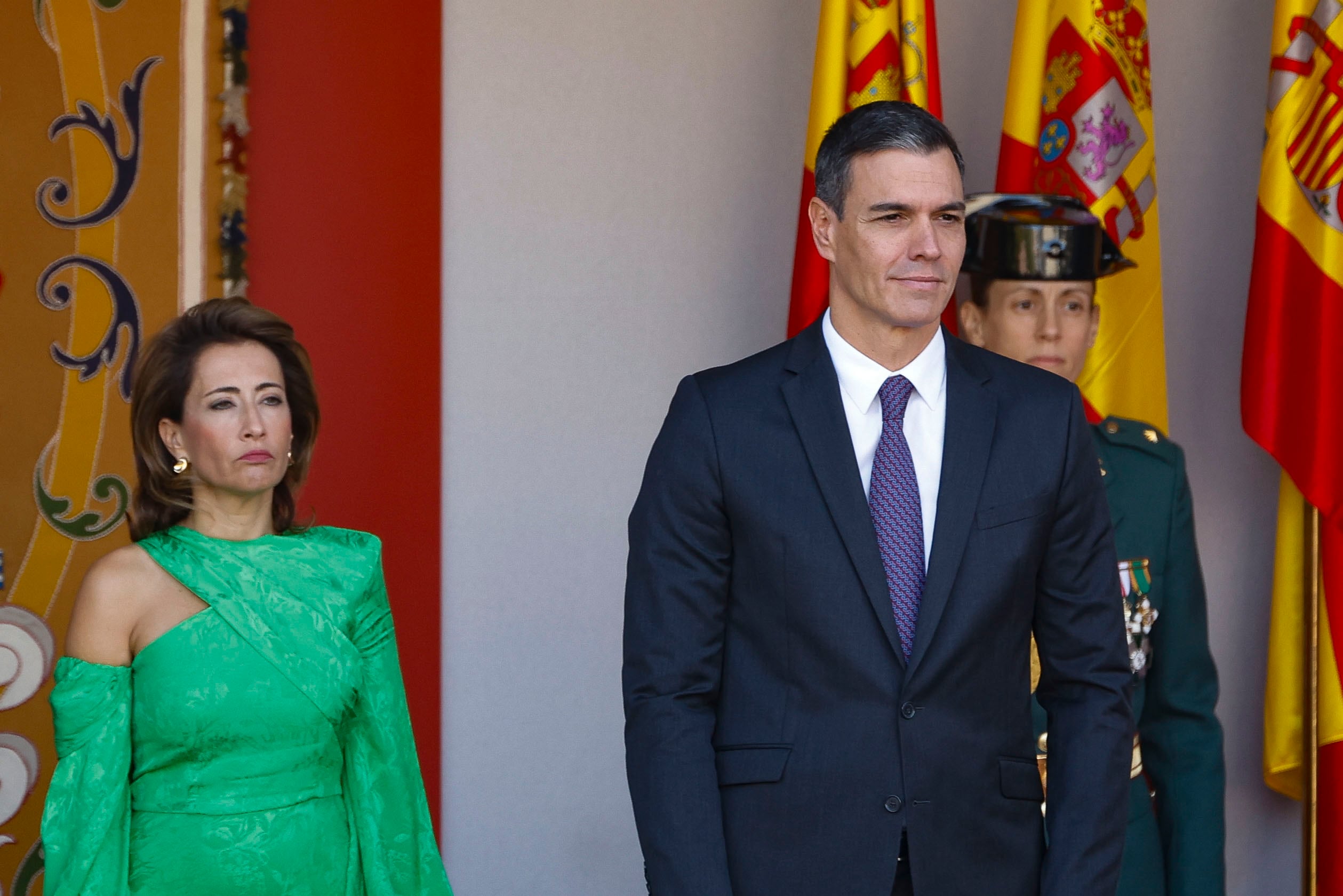 EL presidente del Gobierno en funciones, Pedro Sánchez y la ministra de Transportes, Raquel Sánchez, durante el desfile del Día de la Fiesta Nacional en Madrid.