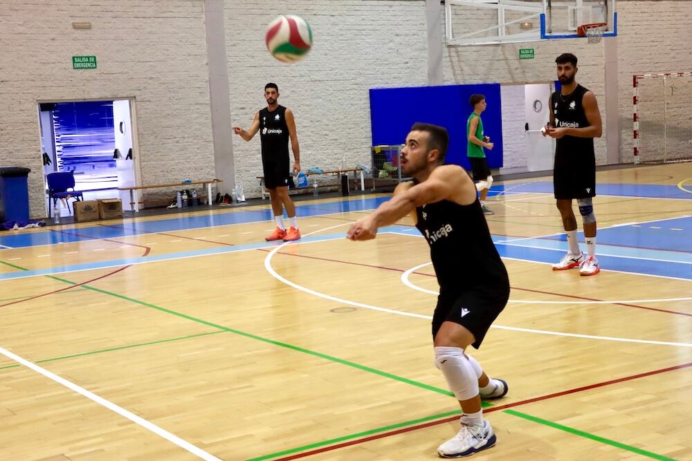 Alejandro Moya, almeriense, une también su carácter para ser idóneo en una función primordial para cualquier equipo: ser el ‘pegamento’ intergeneracional y hacer vestuario.