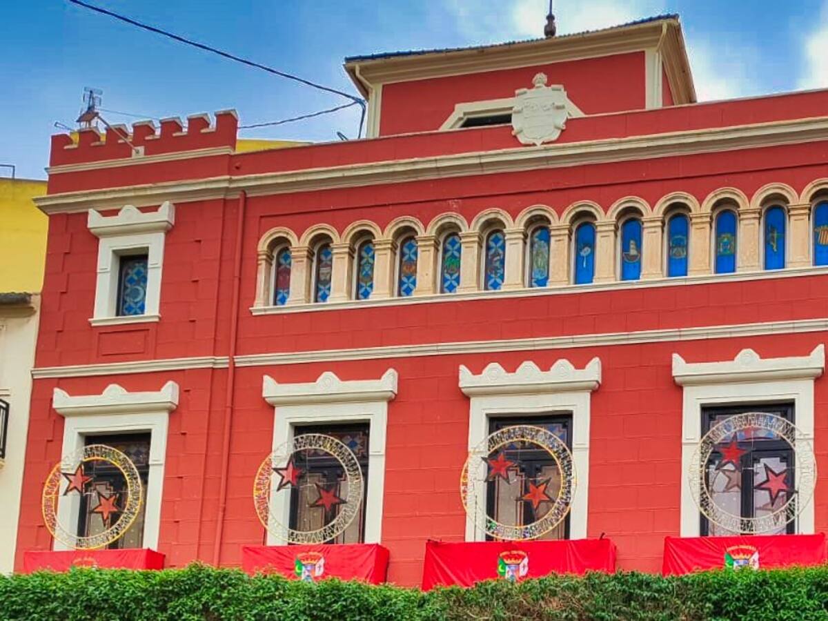 La Junta Central decora la fachada de la Casa del Festero con motivo de la Navidad