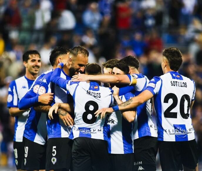 Los jugadores del Hércules celebran con Artiles el segundo gol frente al Alcorcón