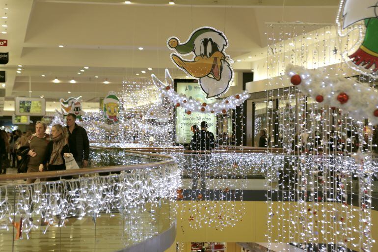 Iluminación de los Looney Tunes de Warner Bros en el Centro Comercial Portal de la Marina, en Ondara.