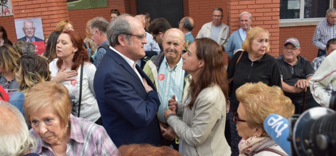 Ángel Gabilondo junto a la alcaldesa de Getafe Sara Hernández