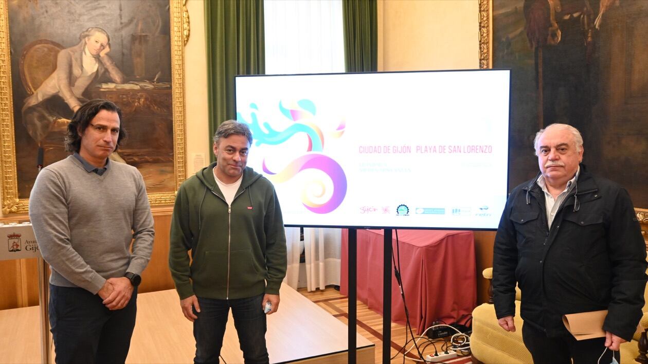 Antonio Virgili (presidente de la Federación Asturiana de Triatlón), Ramón Tuero (concejal de Deportes de Gijón) y Chema Fernández (presidente del club Academia Civil - CNSO) en la presentación del Triatlón Ciudad de Gijón Playa de San Lorenzo.