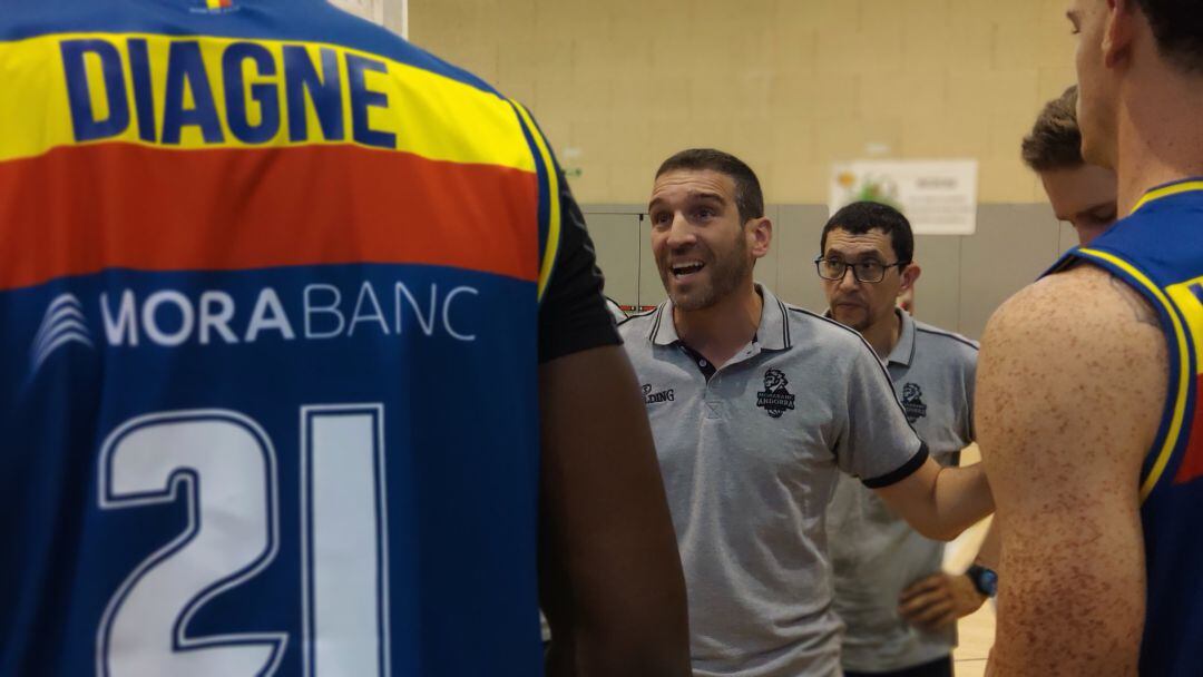 Imatge de l'entrenador Ibon Navarro donant instruccions als seus jugadors en un temps mort.