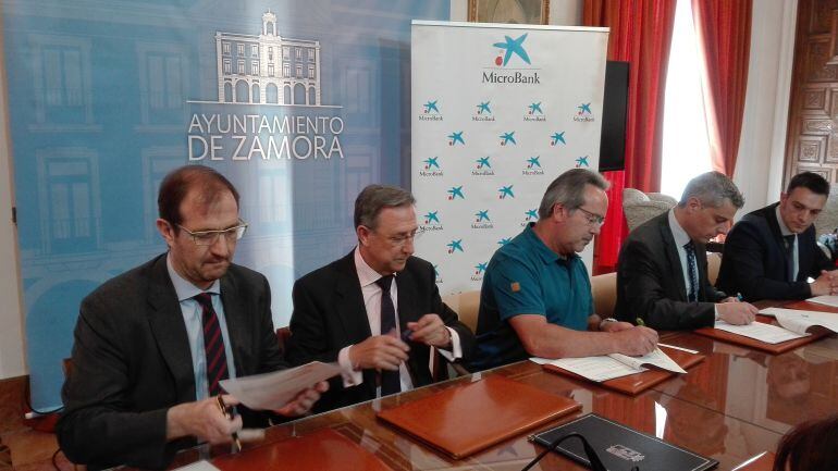 El alcalde de Zamora, Francisco Guarido, durante la firma de un convenio con la entidad Caixa Banc