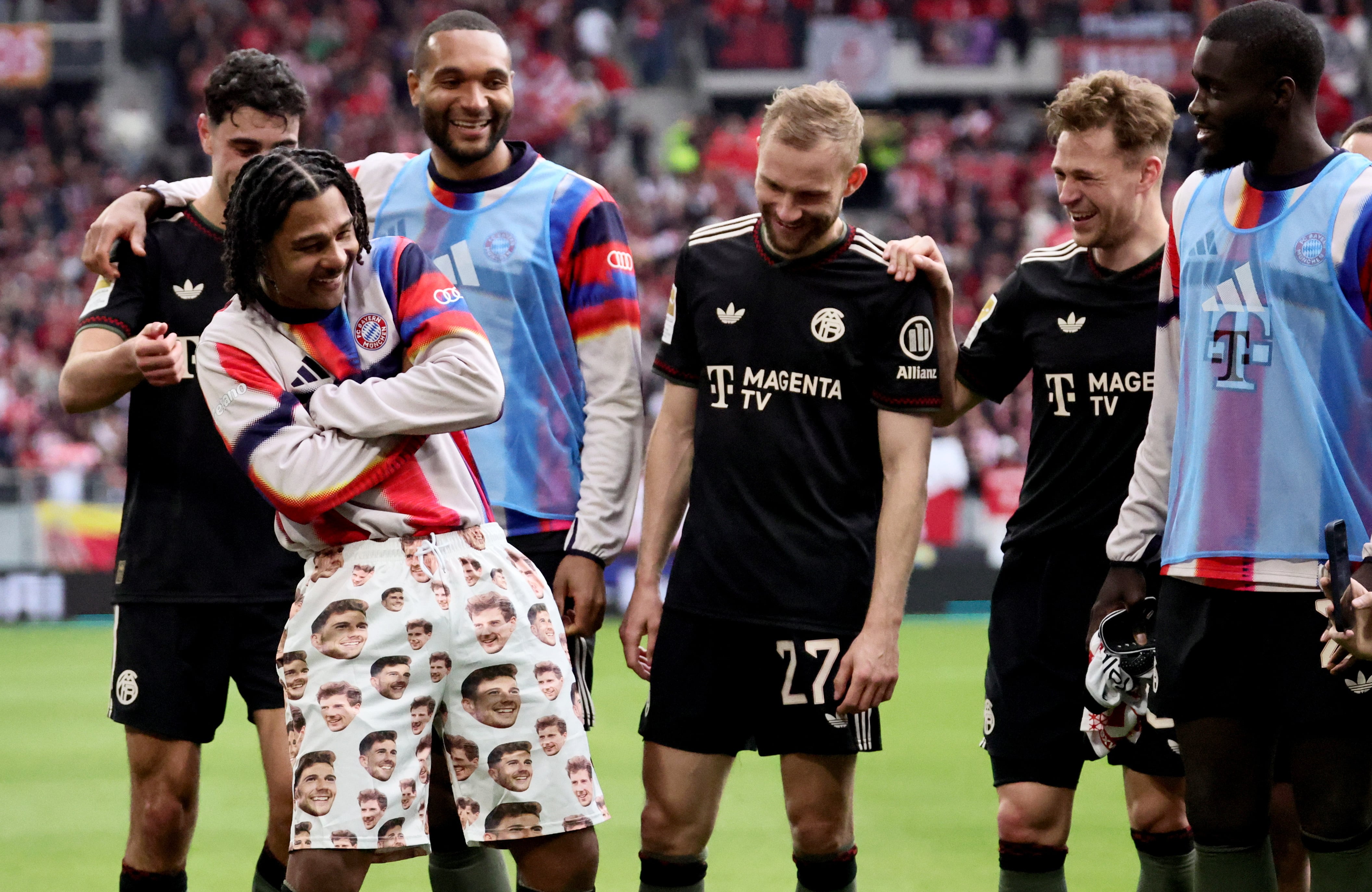 FOTODELDIA Friburgo, 04/04/2026.- Los jugadores del Bayern celebran su victoria ante el Friburgo este sábado, , tres días antes de su duelo de ida de cuartos de final de la Liga de Campeones ante el Real Madrid. EFE/RONALD WITTEK CONDITIONS - ATTENTION: The DFL regulations prohibit any use of photographs as image sequences and/or quasi-video.