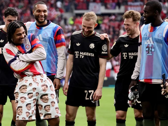 FOTODELDIA Friburgo, 04/04/2026.- Los jugadores del Bayern celebran su victoria ante el Friburgo este sábado, , tres días antes de su duelo de ida de cuartos de final de la Liga de Campeones ante el Real Madrid. EFE/RONALD WITTEK CONDITIONS - ATTENTION: The DFL regulations prohibit any use of photographs as image sequences and/or quasi-video.