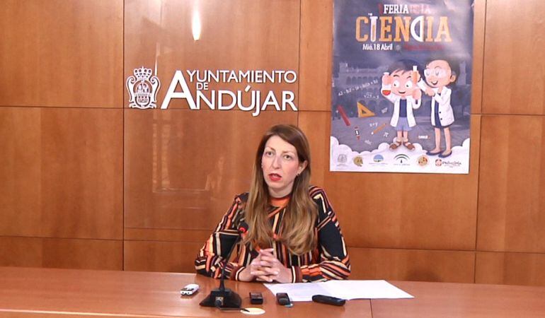 Alma Cámara presentando en rueda de prensa la primera Feria de la Ciencia