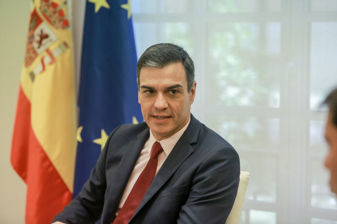 El presidente del Gobierno en funciones, Pedro Sánchez, en la recepcióna los presidentes de la CEOE y de CEPYME en La Moncloa este jueves.