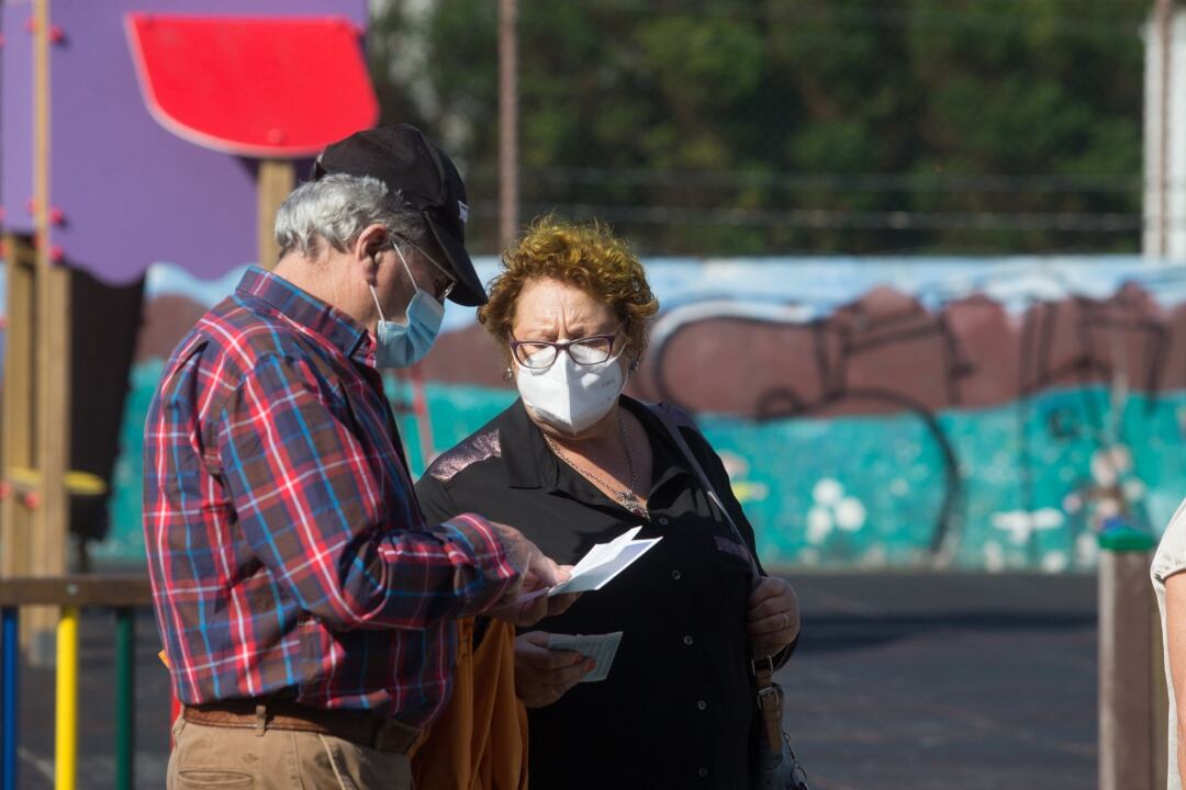 Dos personas con mascarillas ante el Pabellón Os Castros, en Burela.