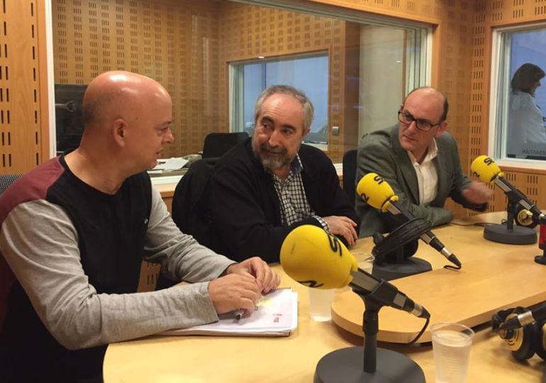 Odón Elorza, Rafael Larreina y Joseba Agirretxea, en los estudios de Radio San Sebastián