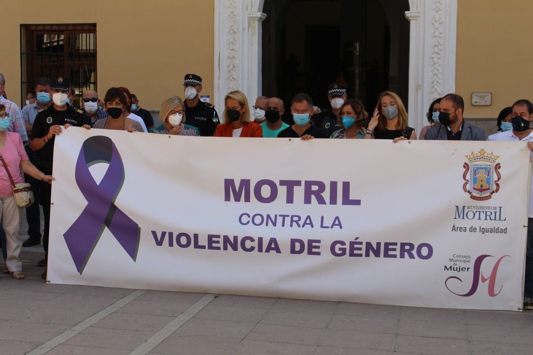 Miembros de la corporación municipal de Motril guardan minuto de siencio en la puerta del ayuntamiento de Motril