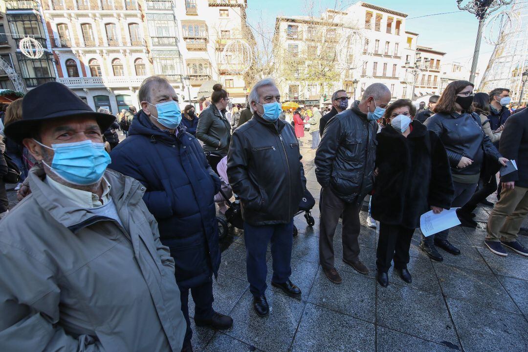 Juan José Pérez del Pino, en el centro del la imagen, en la Plaza de Zocodover