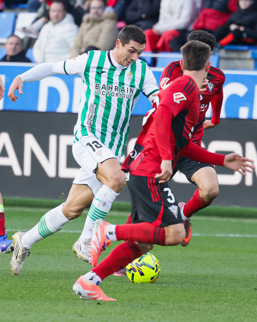 Fuentes conduce un balón frente al Mirandés (Prensa CCF)