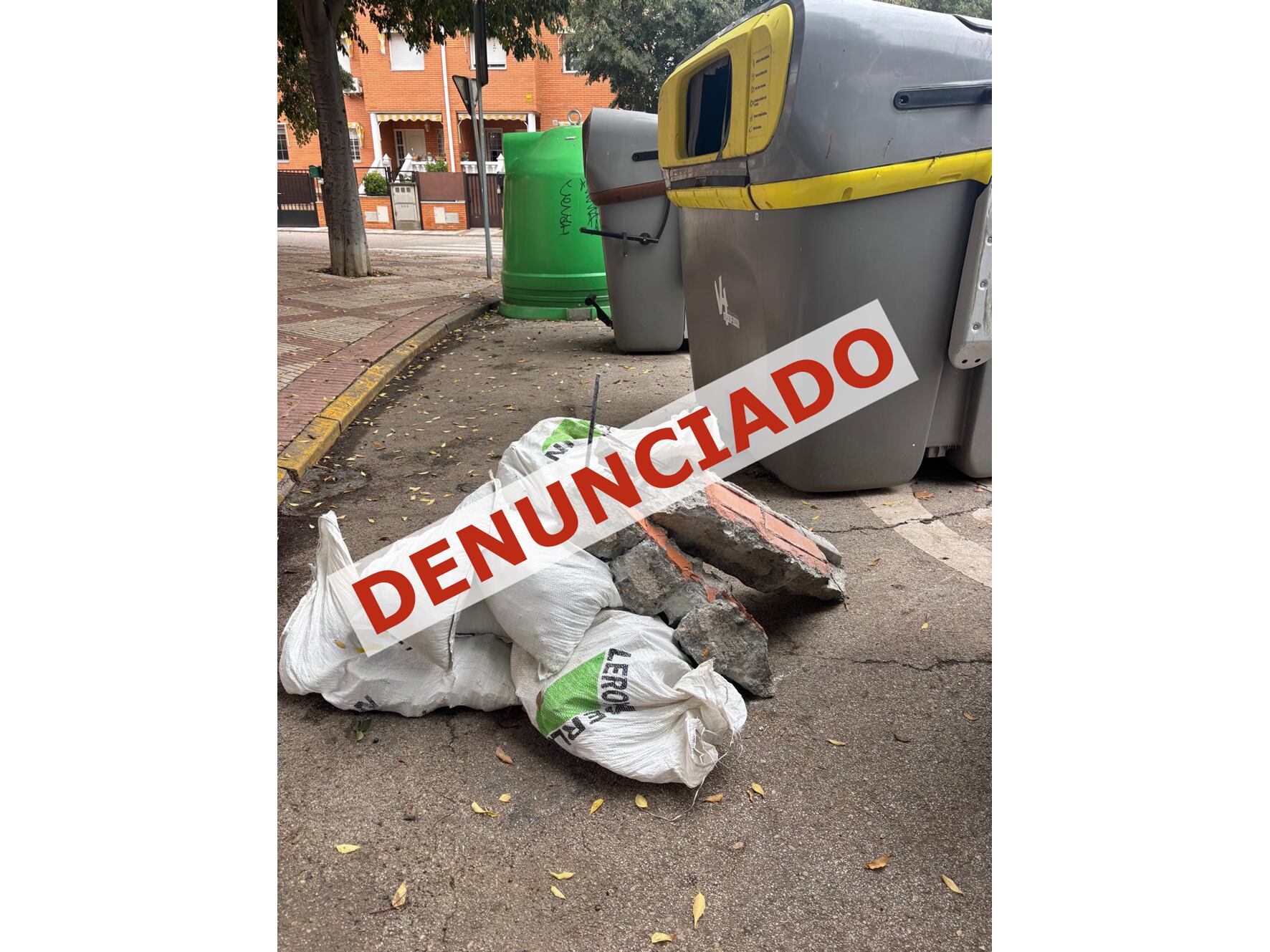 Escombros junto a los contenedores de Azuqueca