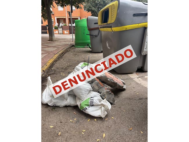 Escombros junto a los contenedores de Azuqueca