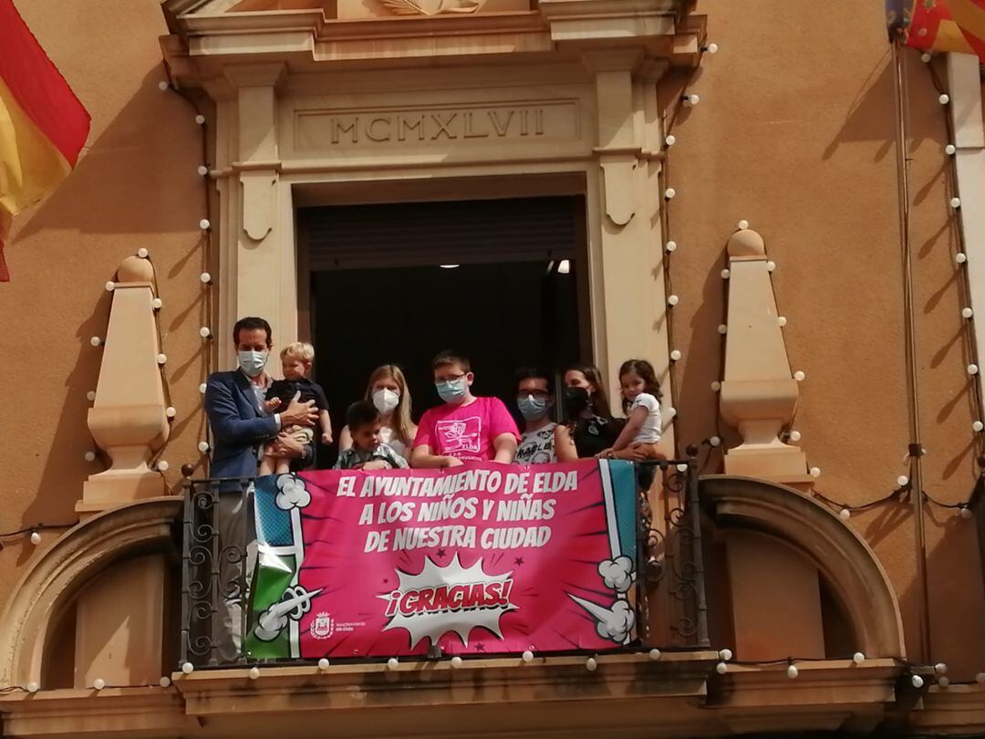 Pancarta de agradecimiento a los niños de Elda 