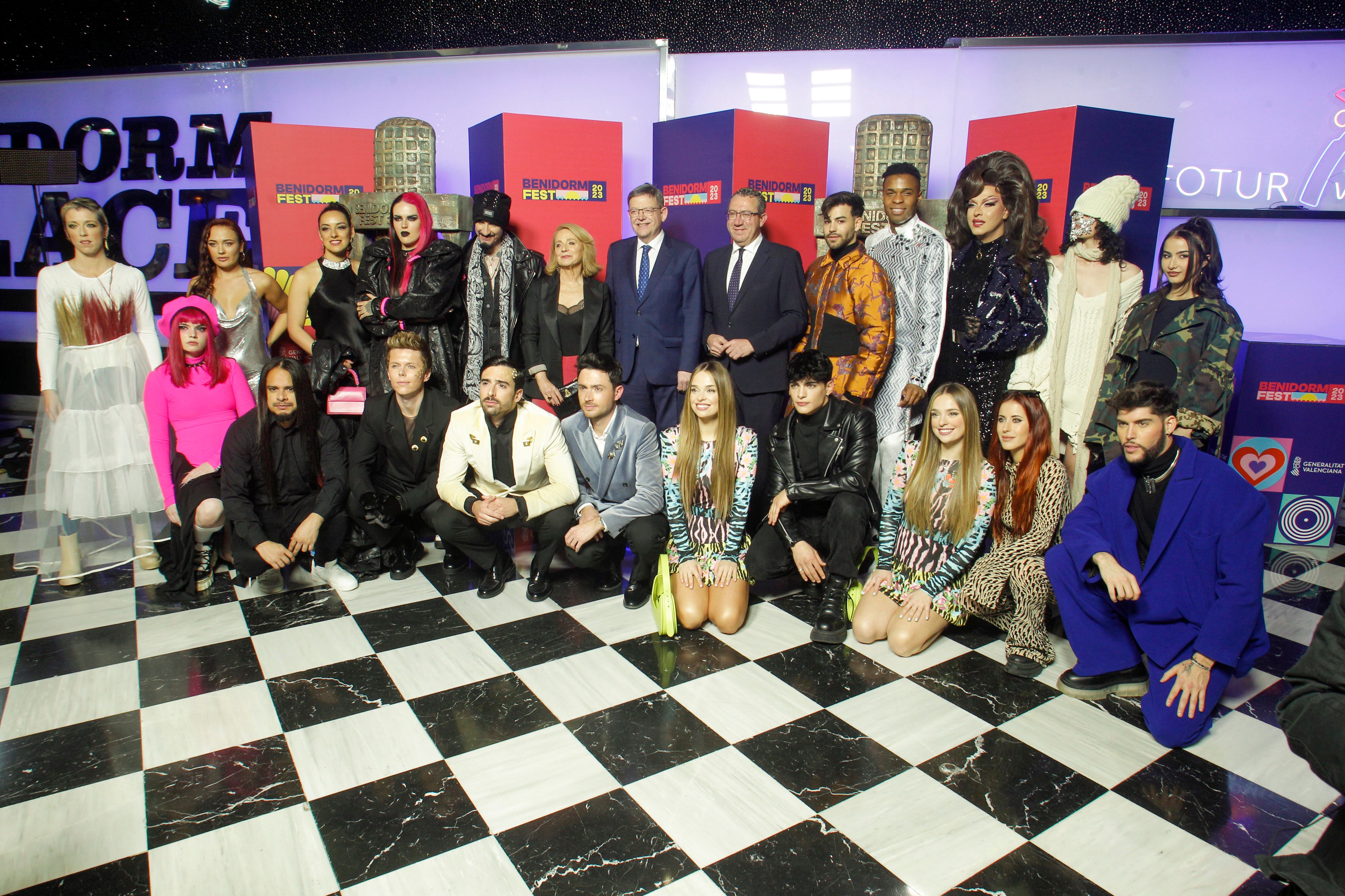 El presiente de la Generalitat, Ximno Puig, la directora general de RTVE, Elena Sánchez y el alcalde de Benidorm, Toni Pérez, posan con los artistas participantes en la gala de la segunda edición del Festival Benidorm Fest. EFE/ Morell