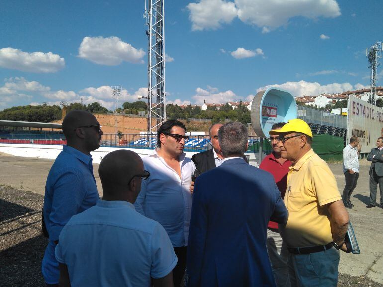 Morris Pagnielo (camisa blanca y gafas de sol) junto con el abogado Javier Martínez y el expresidente Juan José Laso.