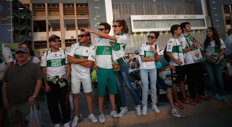 Aficionados del Elche a las puertas del estadio de su equipo.