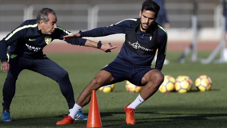 Recio, junto al preparador Enrique Ruiz, realiza un ejercicio en el entrenamiento del martes