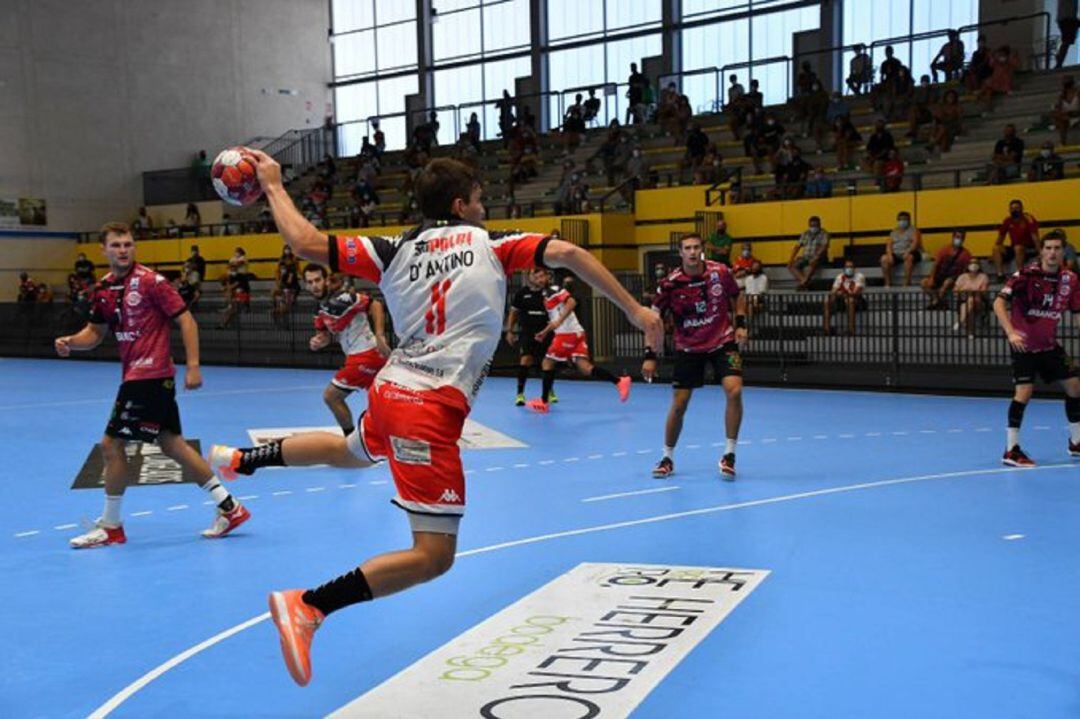 Balonmano Nava suspende los entrenamientos por un positivo en Ademar León