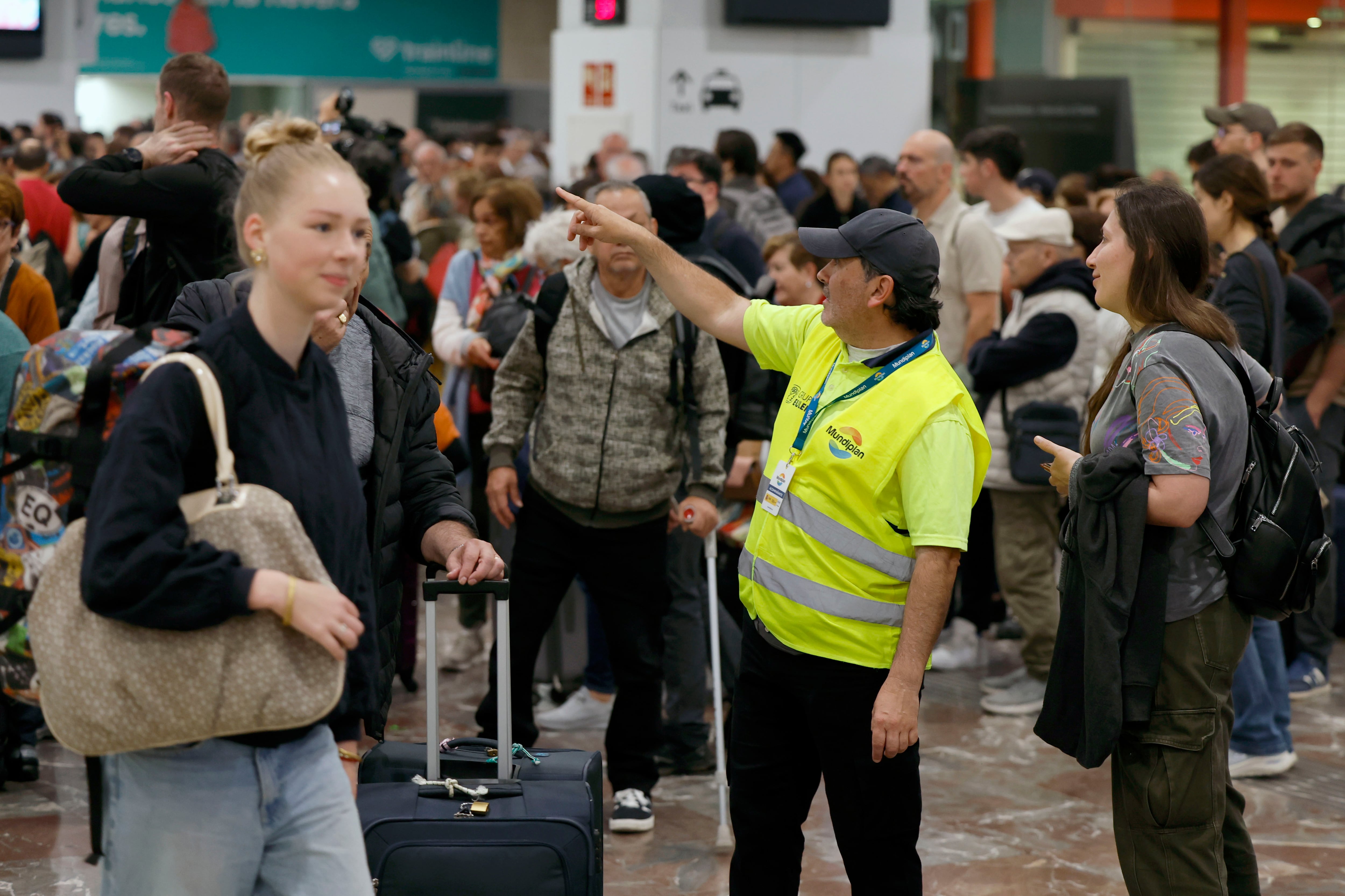 GRAFCAT7666. BARCELONA, 29/04/2025.- Usuarios y trabajadores de Adif en la Estación de Sants de Barcelona este martes cuando los servicios ferroviarios de larga distancia se están recuperando con normalidad y los centenares de personas que han pasado la noche en la estación tras quedarse varados por el apagón eléctrico están pudiendo coger trenes para llegar a sus destinos. EFE/Toni Albir