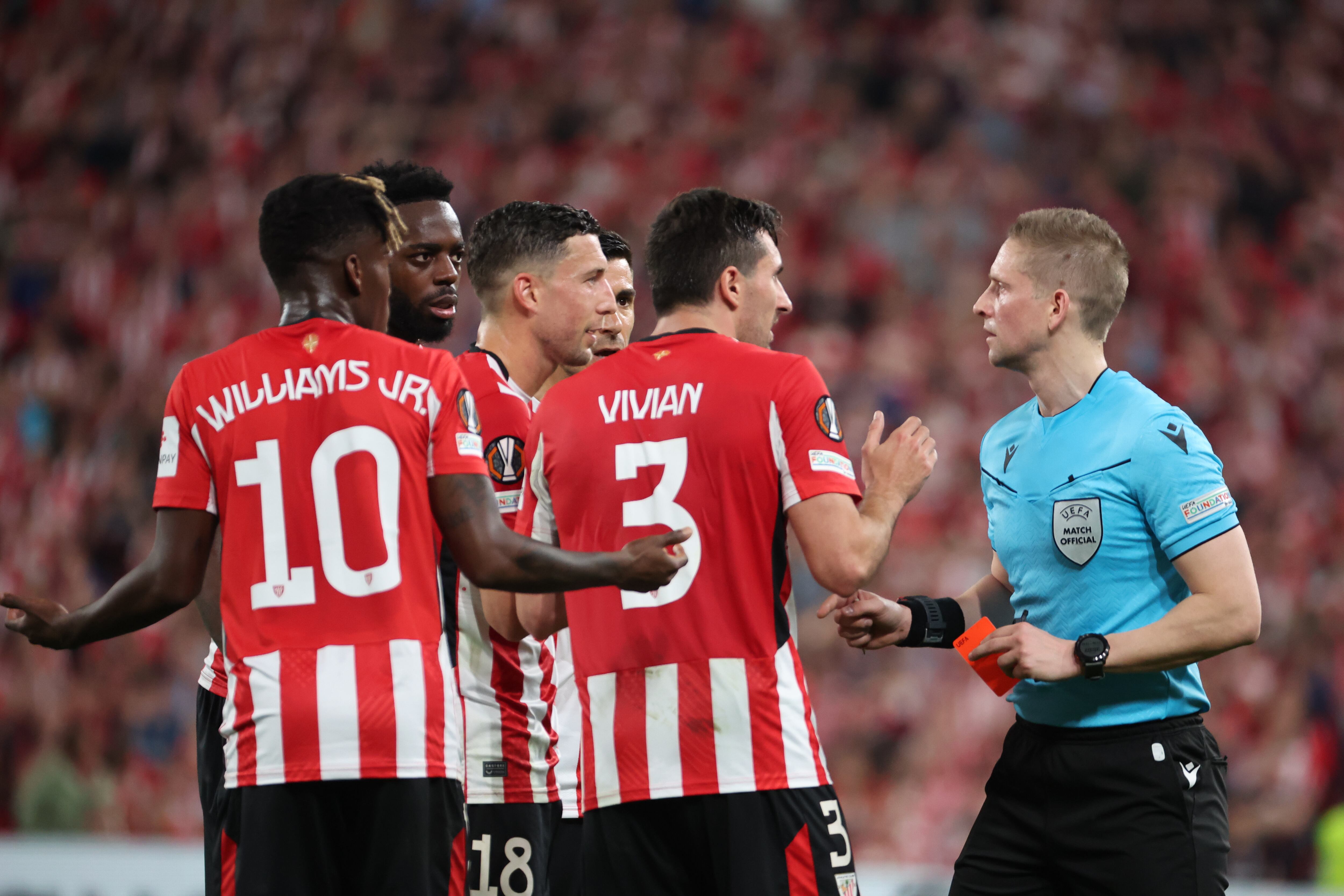 BILBAO, 01/05/2025.- Los jugadores del Athletic Club protestan el penalti al colegiado noruego, Espen Eskas, durante el encuentro de ida de las semifinales de la Liga Europa que Athletic Club y Manchester United disputan este jueves en el estadio de San Mamés, en Bilbao. EFE/Luis Tejido.
