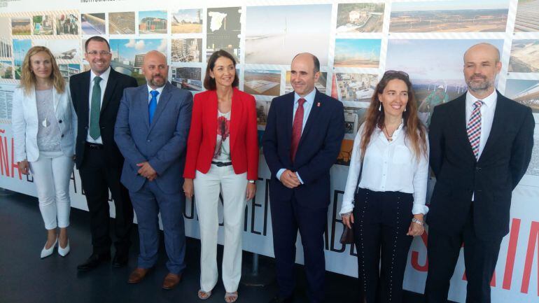 La ministra Reyes Maroto, en el centro, visita las instalaciones del CENER en Sarriguren 