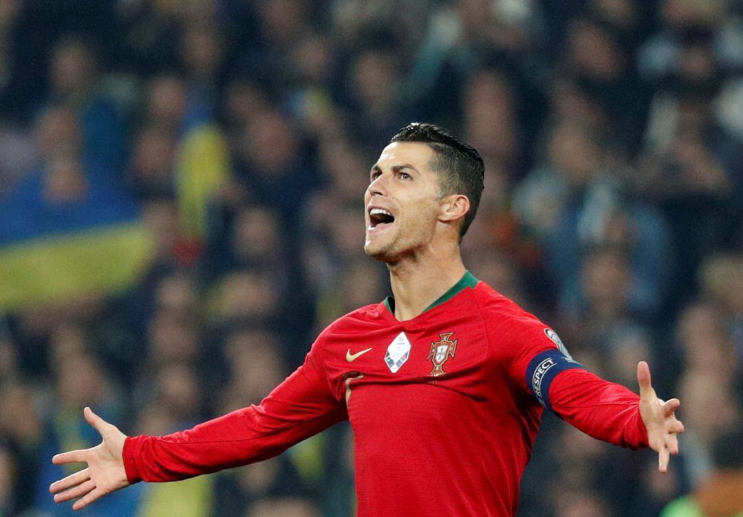 Ronaldo celebra su gol 700 ante Ucrania