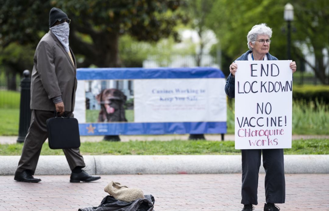 Una anciana se manifiesta en Washington pidiendo el fin del confinamiento y no desarrollar una vacuna.