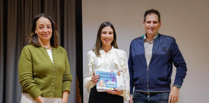 Carmen Susín entregaba a Belén Lacoma el premio del concurso &quot;Jóvenes con mucho que contar&quot;. Foto Chus Marchador