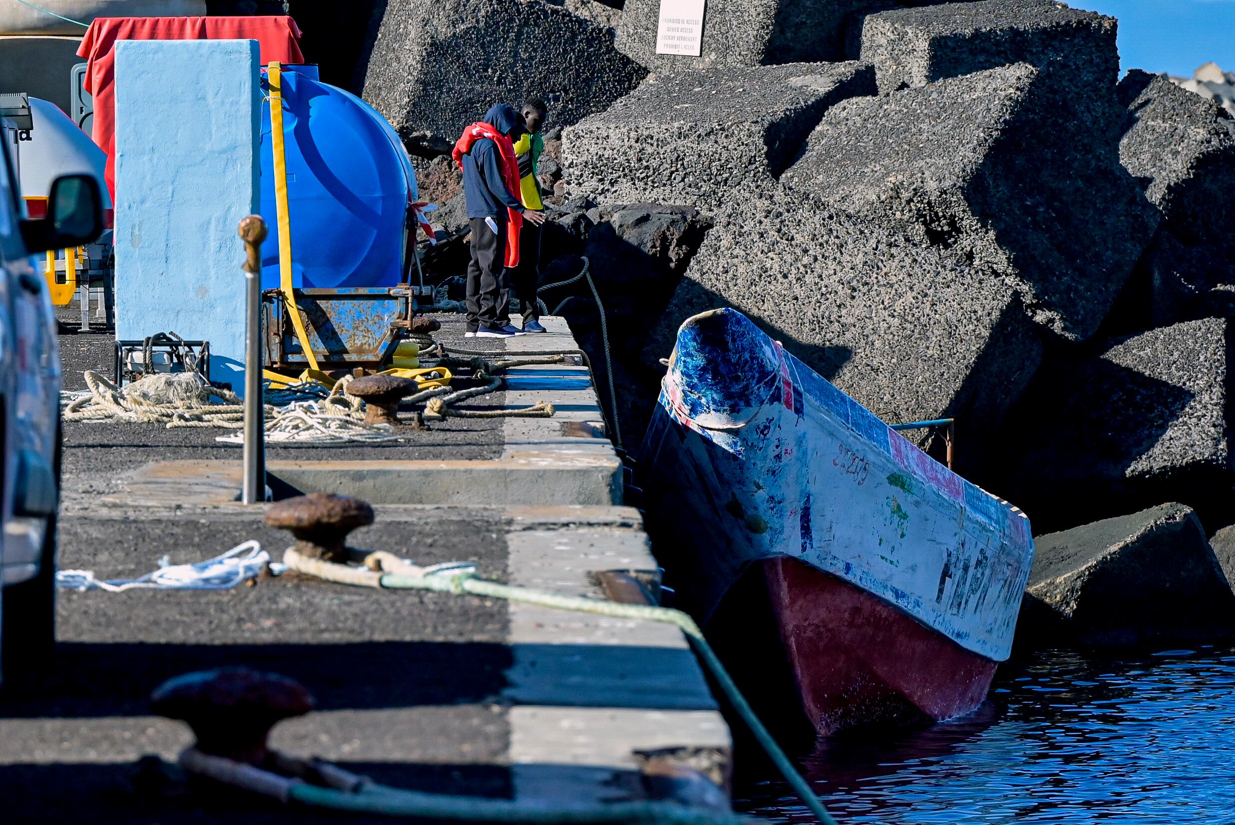 EL PINAR (EL HIERRO), 03/01/2024.- Vista de uno de los cayucos en el que han llegado 110 inmigrantes rescatados este miércoles por Salvamento Marítimo en aguas cercanas a El Hierro, a tres millas de la costa, y que han trasladados al puerto de La Restinga, en el municipio de El Pinar, en la isla de El Hierro, para ser atendidos por los equipos de emergencia. EFE/ Gelmert Finol
