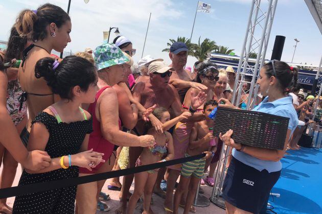 Rosa repartiendo regalos a los bañistas de &#039;La Puntica&#039;