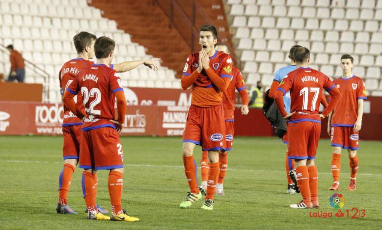 Carlos Gutiérrez se lamenta junto a sus compañeros al término del partido en Albacete.
