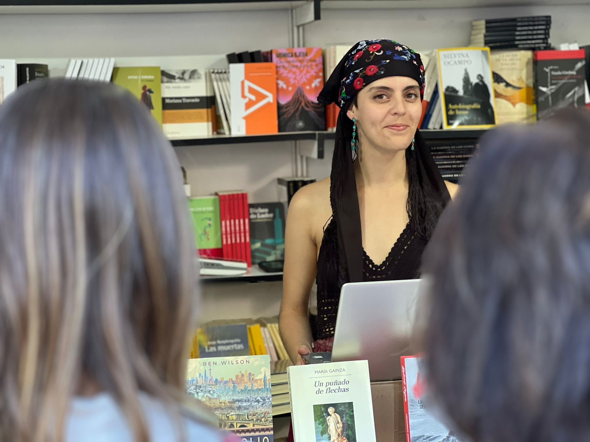 María Treviño, librera de Pérgamo, en la caseta de la Feria del Libro de Madrid