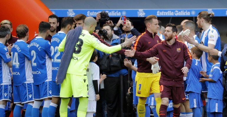 Los jugadores del Deportivo hacen el pasillo a los jugadores del Barcelona