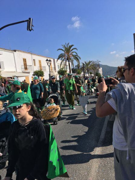 Uno de los grupos que han participado en la rúa de Carnaval de Sant Josep