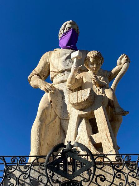 Las principales estatuas y esculturas de València lucen pañuelos morados contra la violencia de género