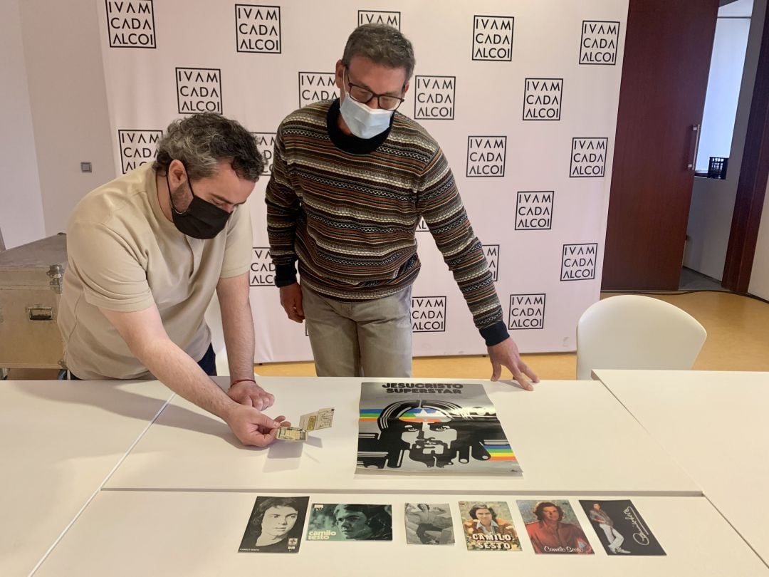 LLopis y Blanes junto a las nuevas donaciones que se suman al legado de Camilo Sesto para su museo en Alcoy