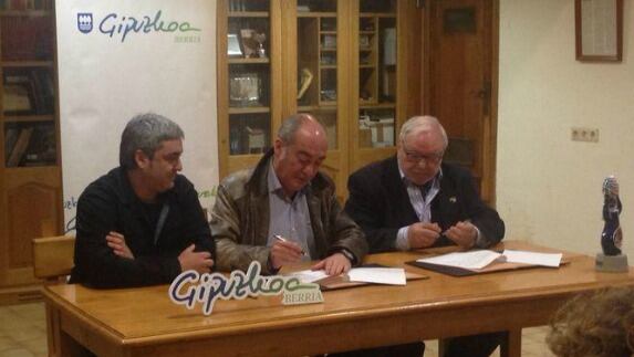 Marcos Nanclares director de migración, Martin Garitano diputado general y Xose Antonio Vilaboa, presidente de las casas regionales