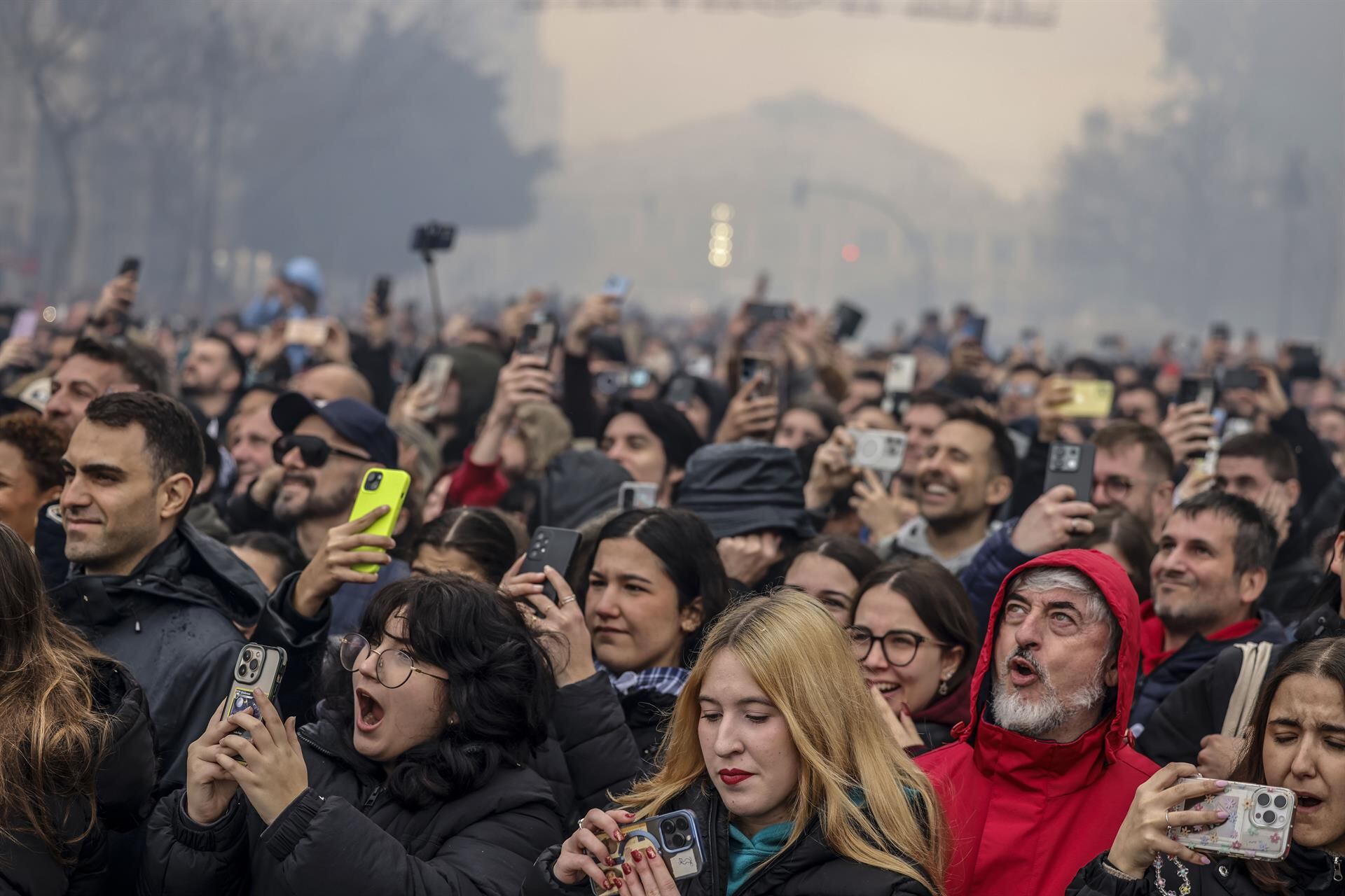 Una multitud de personas disfrutan de la mascletá de las Fallas