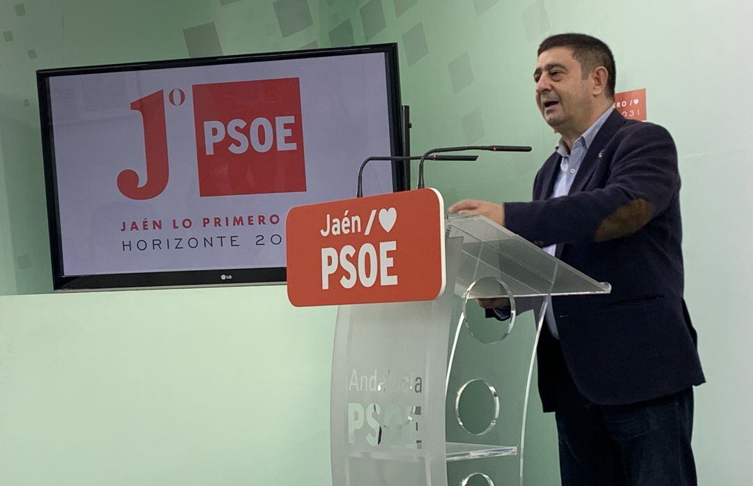 El secretario general del PSOE Jaén, Francisco Reyes, durante la rueda de prensa.