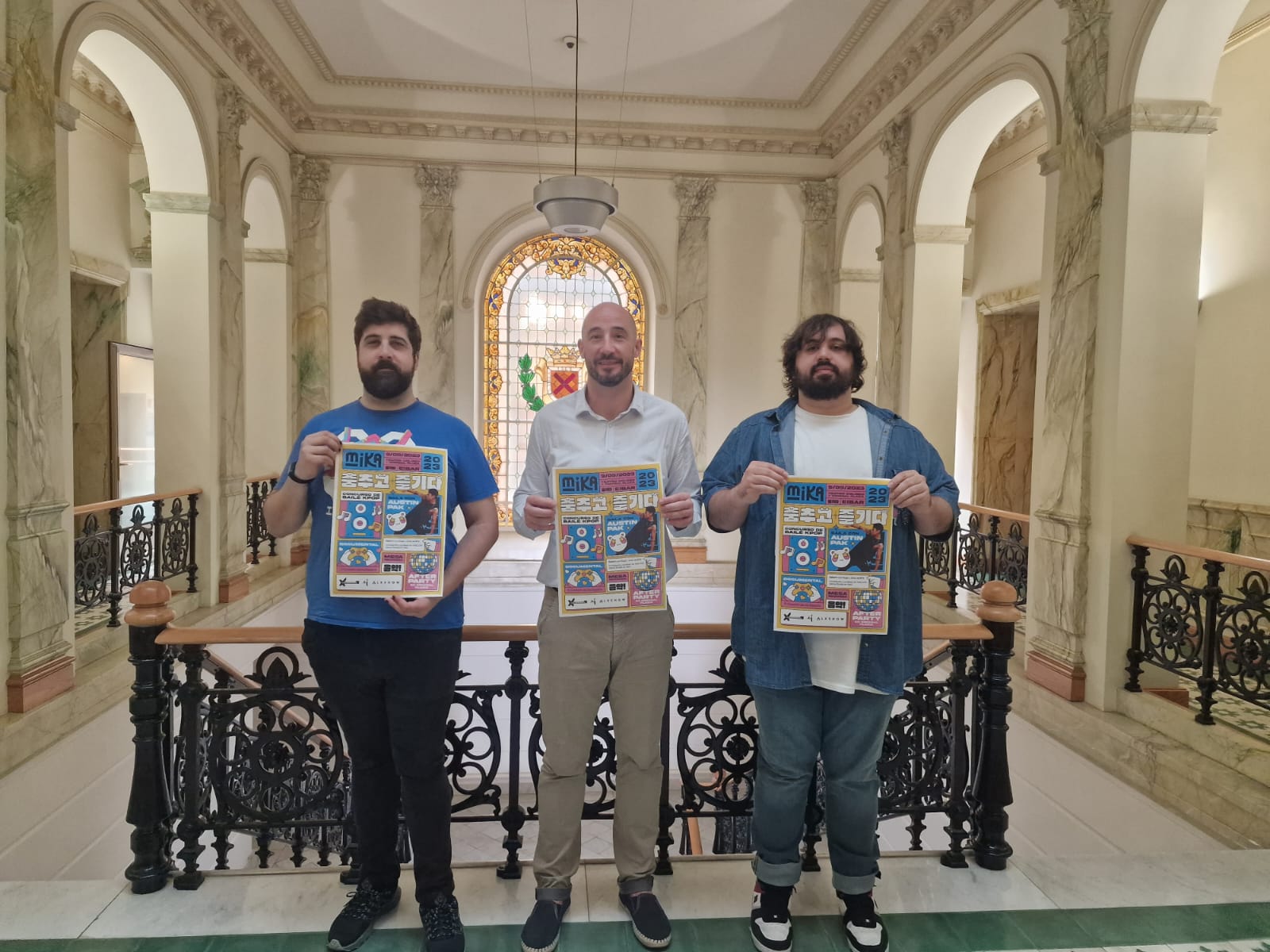 El Ayuntamiento de Eibar en rueda de prensa ha presentado el Mika Fest, un festival sobre la cultura de Corea del Sur. De izquierda a derecha: Andoni Zabala, concejal de cultura, Jon Iraola, alcalde de Eibar y Alex Robleño, promotor de la iniciativa