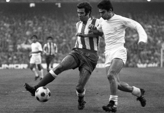 Luis Aragonés, en un partido ante el Real Madrid de noviembre de 1970.