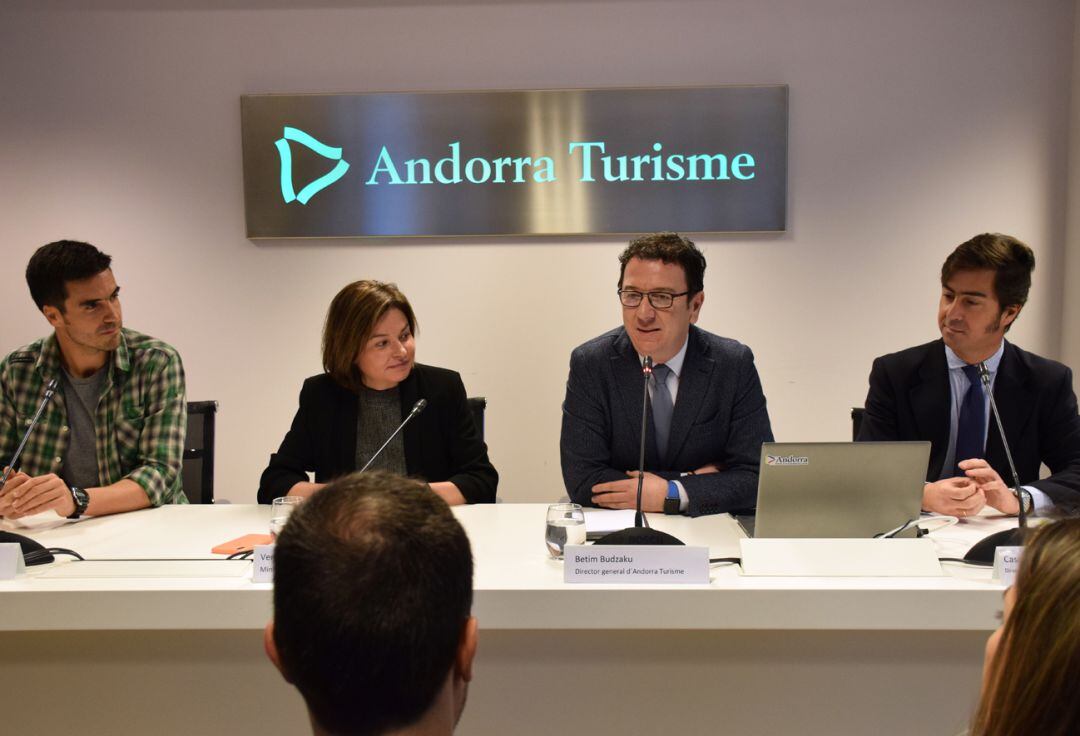 L'explorador de National Geographic, Jaime Rojo; la ministra de Turisme, Verònica Canals; el director general d'Andorra Turisme, Betim Budzaku, i el director d'Ad Sales & Partnerships de Disney Espanya i Portugal, Casimiro Romero, en la roda de premsa de presentació del nou acord entre la multinacional audiovisual i l'executiu.