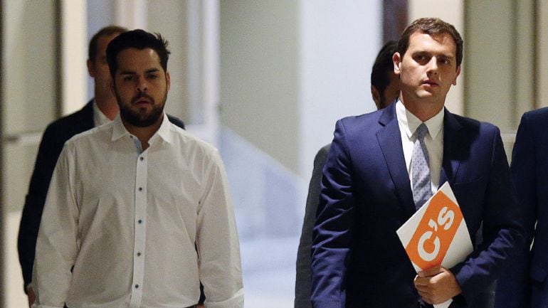 El presidente de Ciudadanos, Albert Rivera (c), acompañado por el secretario de Comunicación, Fernando de Páramo (i)