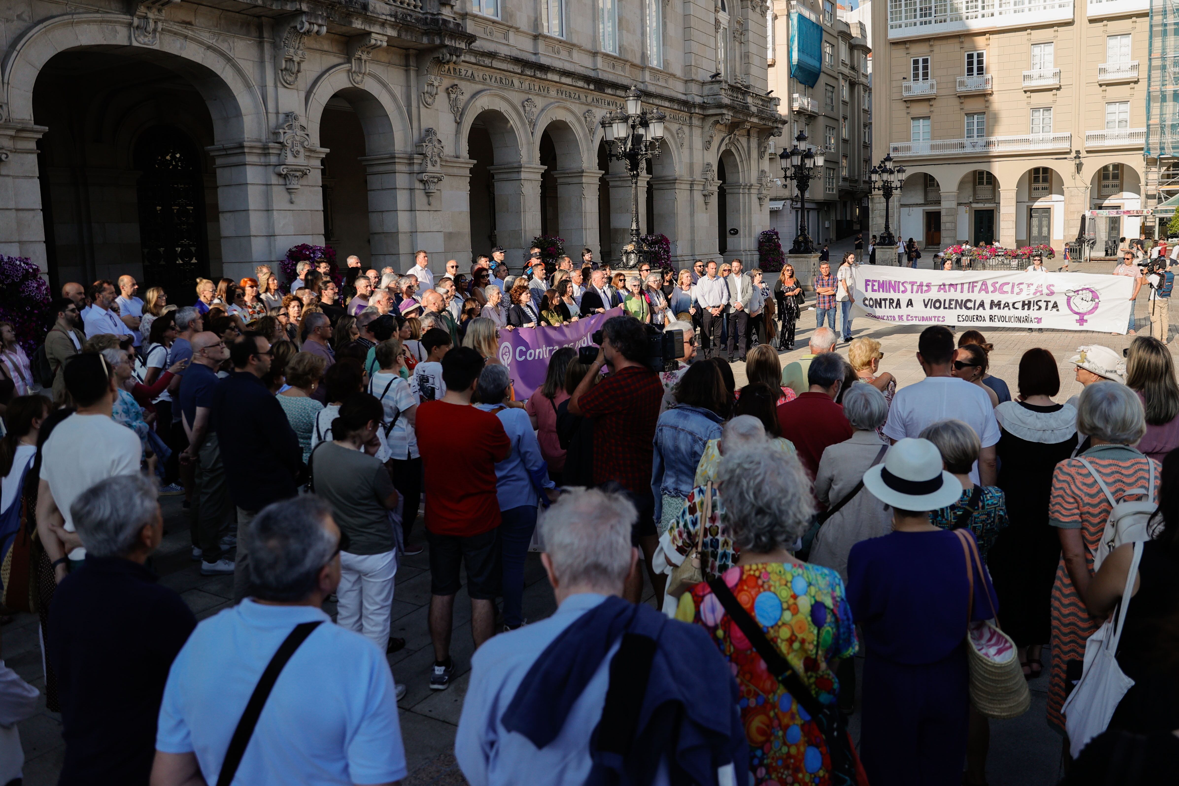 A CORUÑA, 16/06/2025.- Concentración llevada a cabo este lunes en A Coruña en repulsa por el asesinato de una mujer de 49 años ocurrido el domingo en el barrio coruñés de la Sagrada Familia. El caso, que ha sido confirmado como violencia de género por la Delegación del Gobierno contra la Violencia de Género, eleva el número de mujeres asesinadas por violencia machista a 14 en 2025 y a 1.308 desde 2003, según datos del Ministerio de Igualdad. EFE/Cabalar