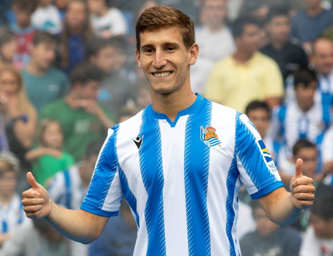 Aihen Muñoz el día de su presentación como jugador del primer equipo, sonriendo claro.